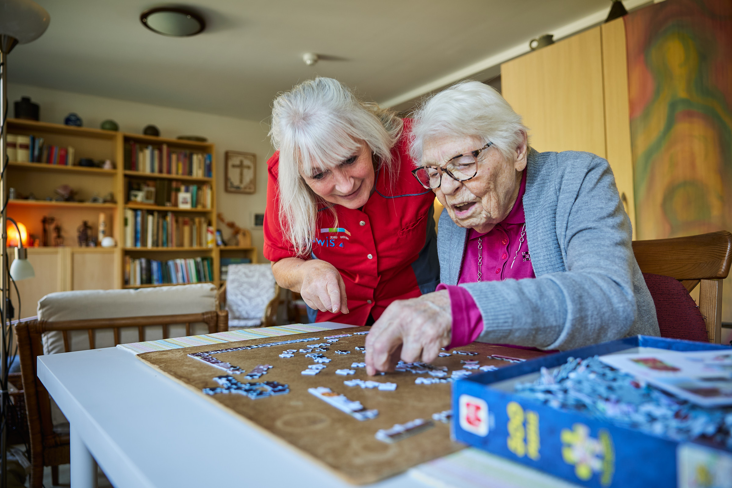 Cobi puzzelend met bewoner